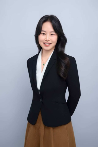 Chloe 老师 — HKU 翻译硕士，WeWrites 英文教师